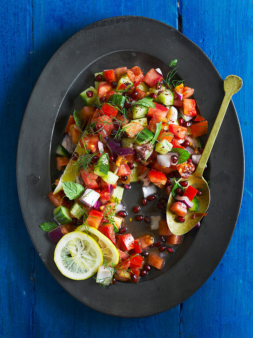 Shirazi-Salat (Gurken-Tomate-Salat mit Granatapfel, Persien)
