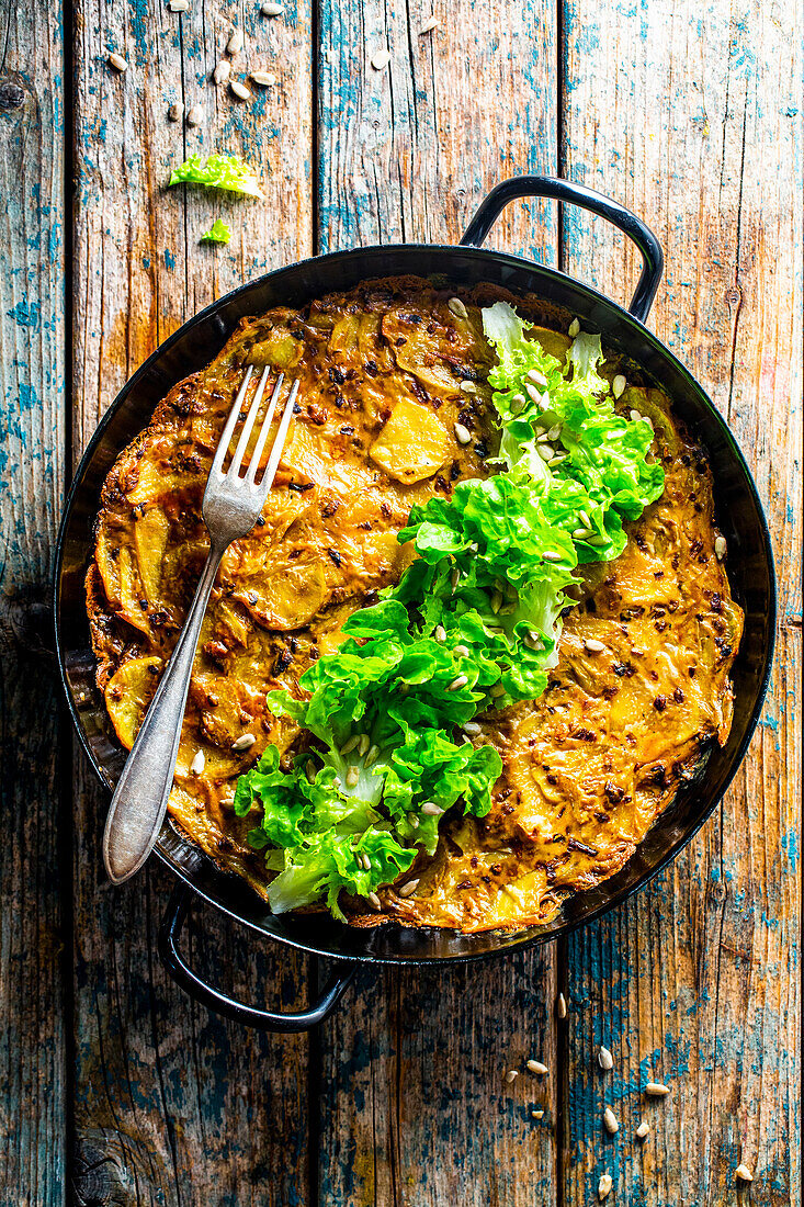 Steinpilz-Kartoffel-Gratin mit grünem Salat und gerösteten Sonnenblumenkernen