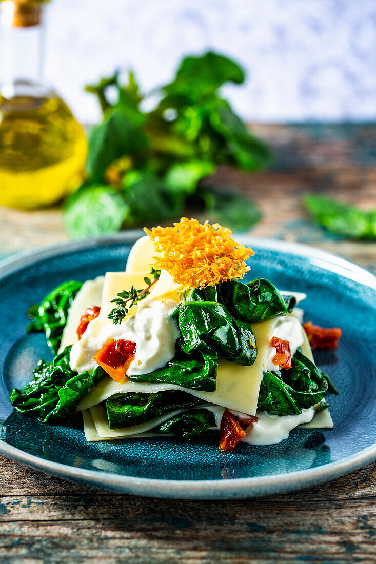 Wurzelspinat-Lasagne mit Ricotta und getrockneten Tomaten