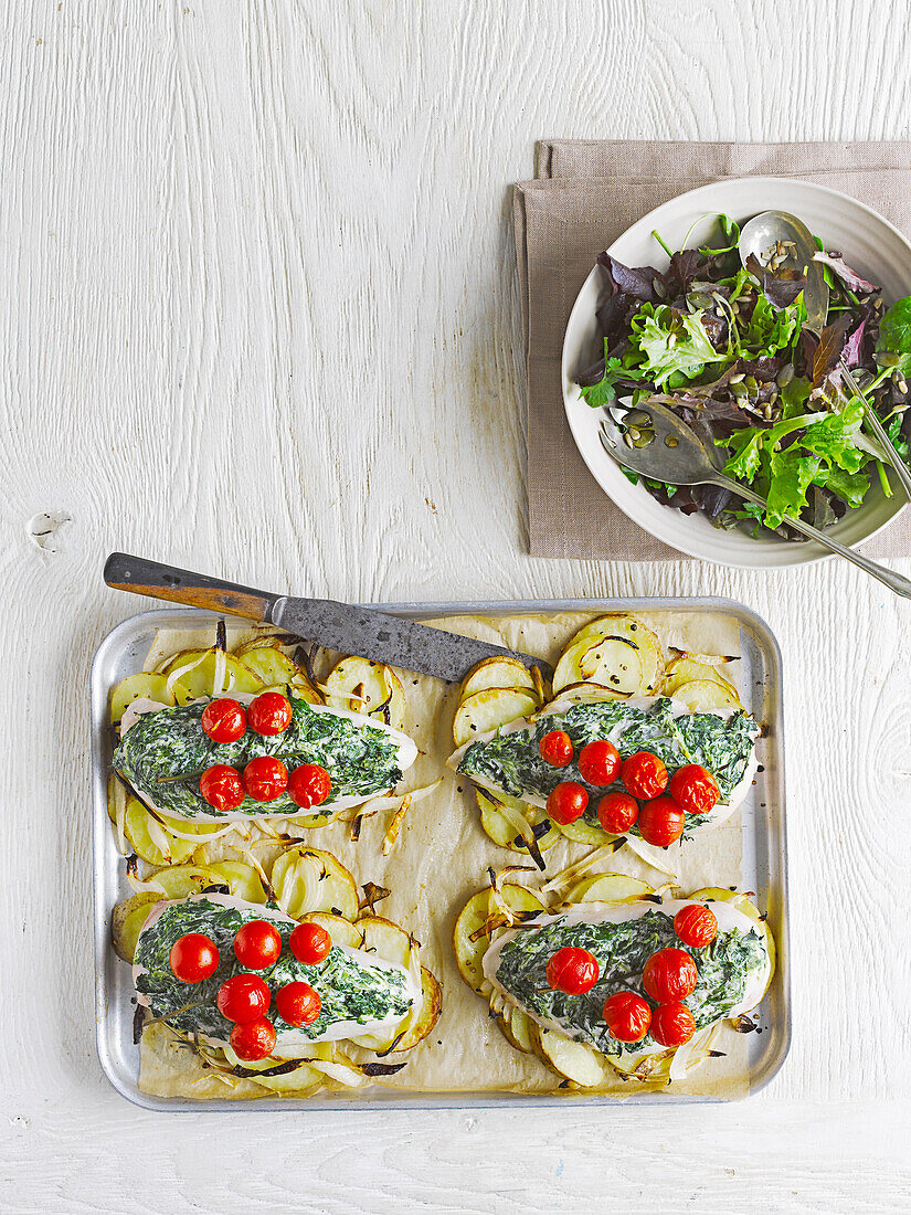 Italienisches Hühnchen mit Frischkäse und Spinat auf Kartoffelscheiben