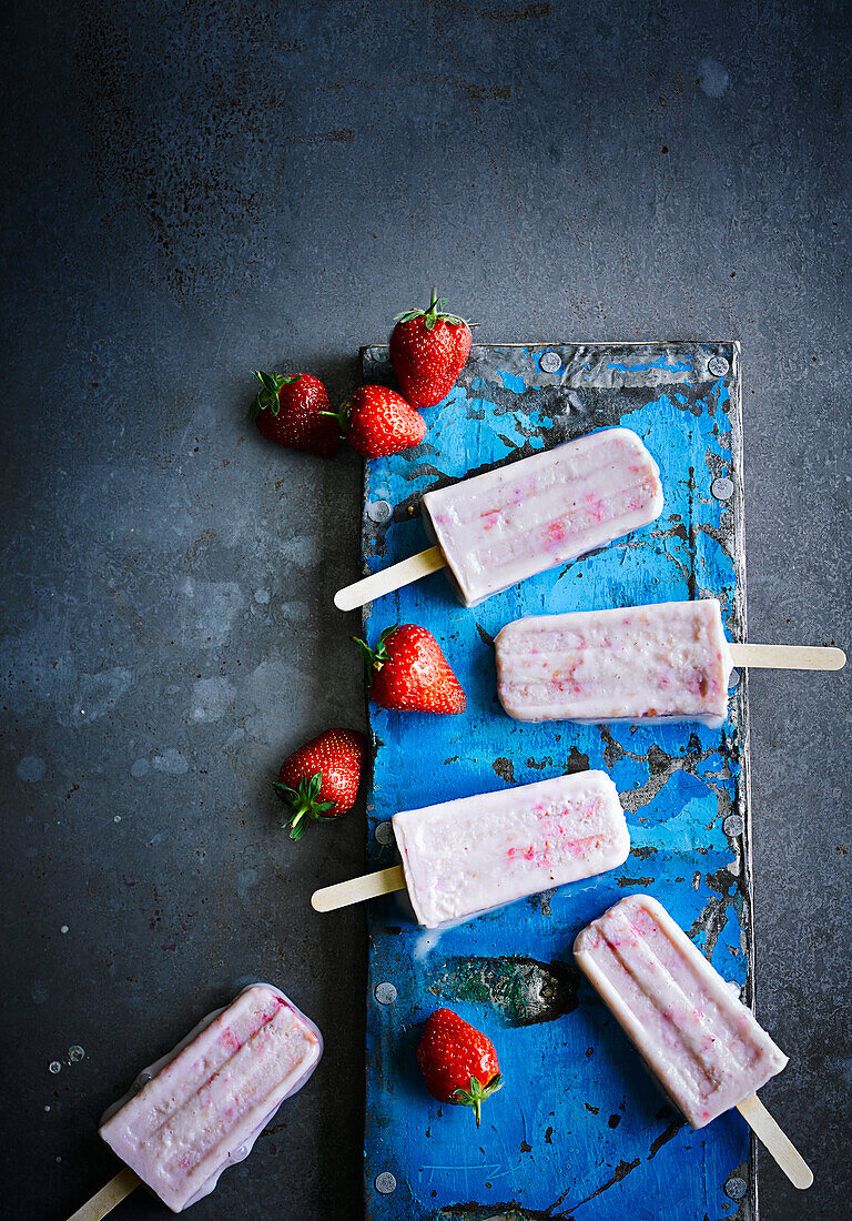 Erdbeer-Sahne-Eis am Stiel