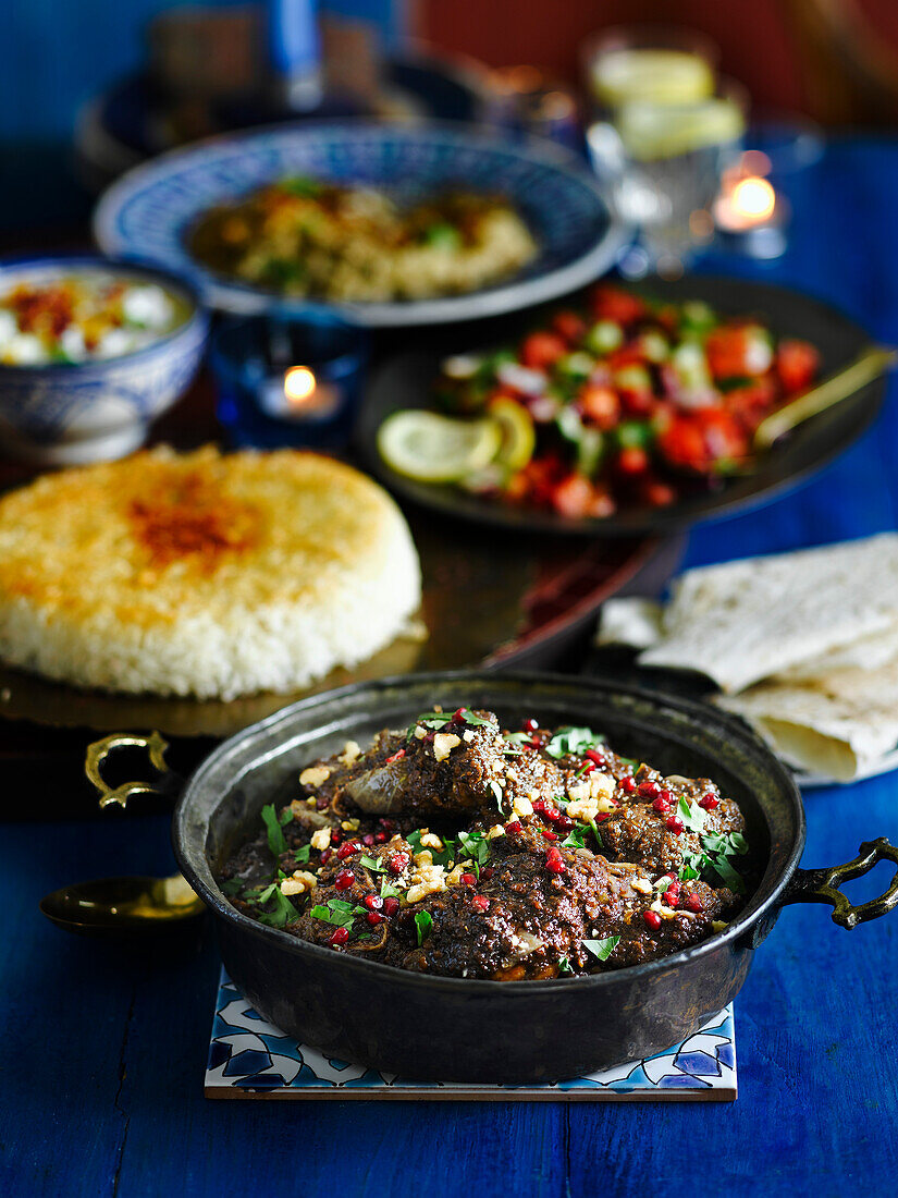 Persisches Abendessen mit Khoreshteh Fesenjan (Hühnchen-Walnuss-Eintopf)