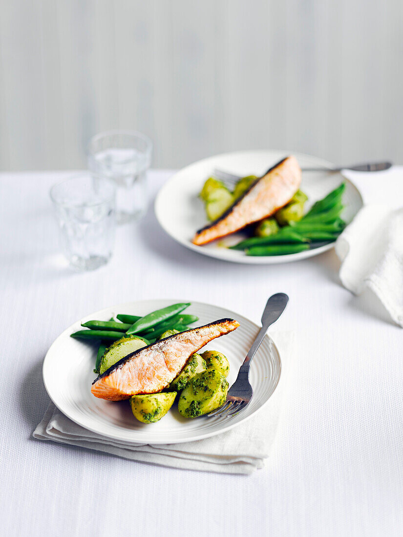 Lachs mit Salsa Verde und Frühkartoffeln