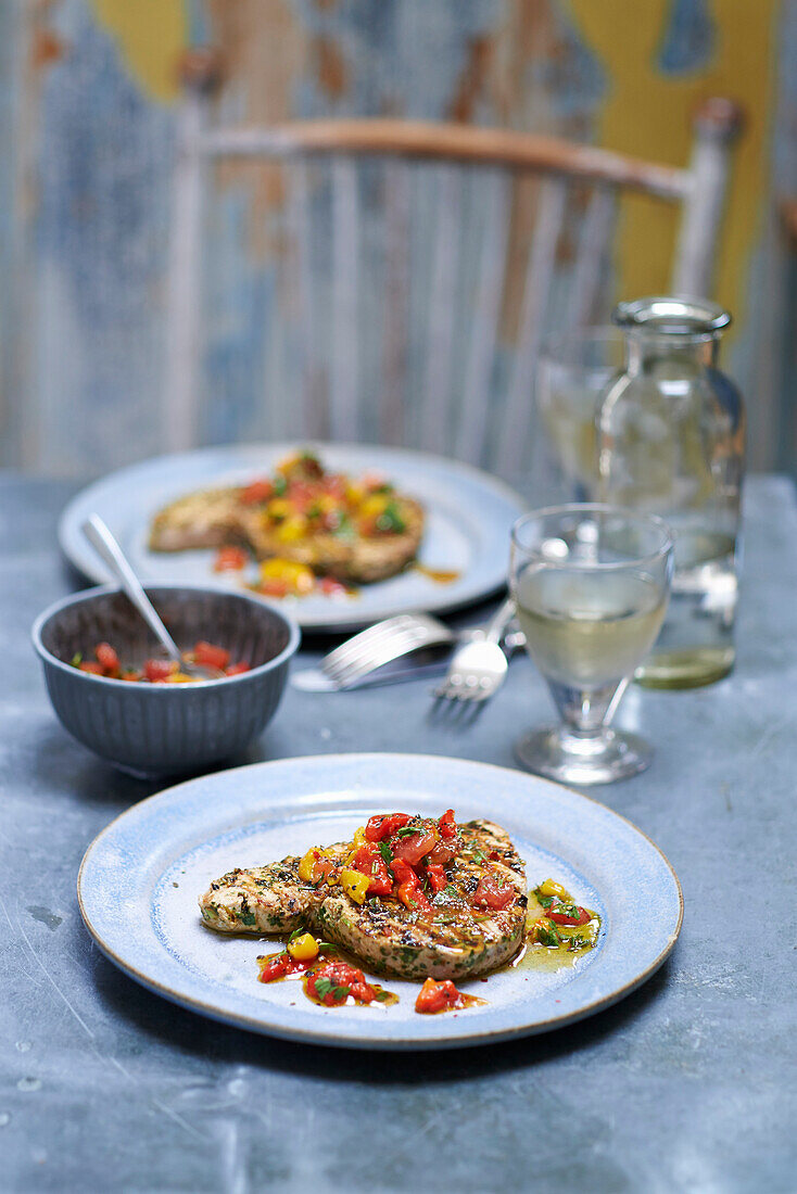 Thunfisch mit nordafrikanischen Gewürzen und geröstetem Paprikasalat