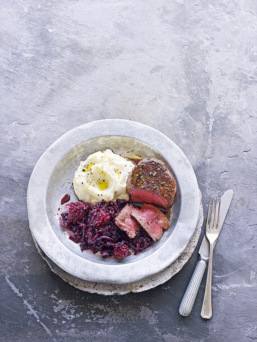 Wildfilet dazu geschmorter Rotkohl mit Brombeeren und Kartoffelpüree