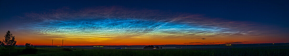 Prismatic colours of noctilucent clouds