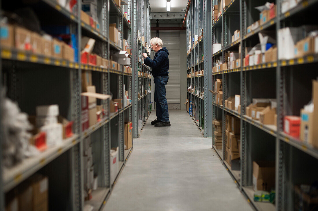 Worker collecting a client order in a warehouse