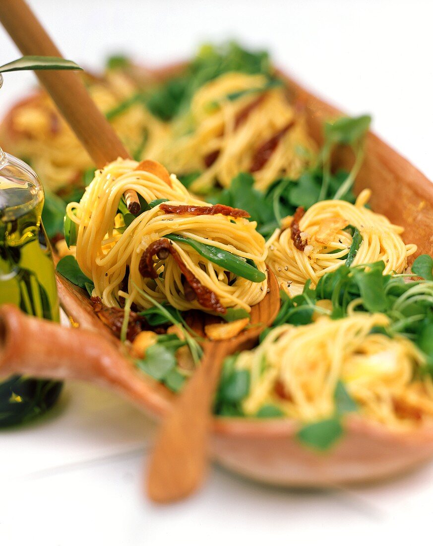 Spaghetti mit getrockneten Tomaten, Knoblauch & Portulak