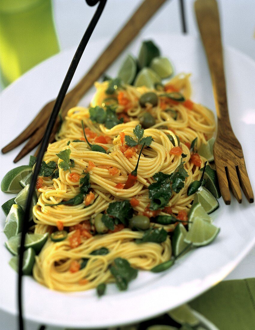 Spaghetti mit Tomaten-Oliven-Vinaigrette (al olivia)
