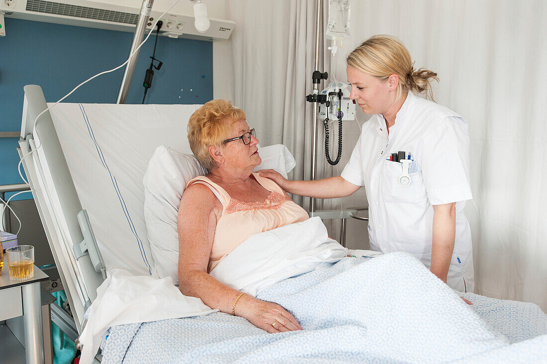 Nurse talking to an elderly patient