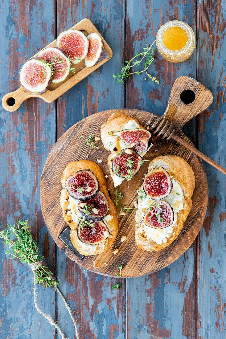 Fig bruschettas