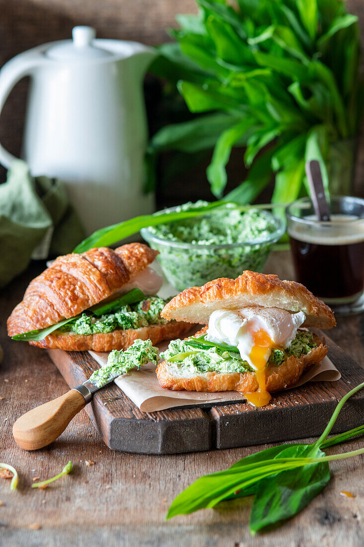 Croissants mit Bärlauch-Frischkäse und pochiertem Ei