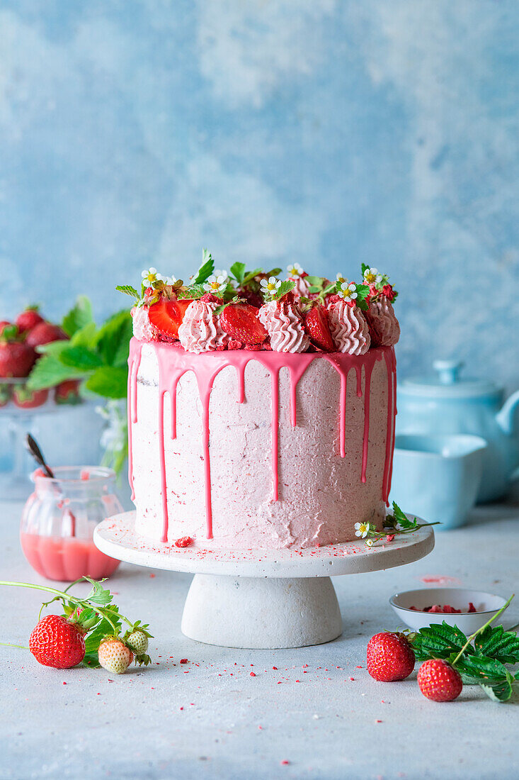 Erdbeertorte mit rosa Schokoladenglasur