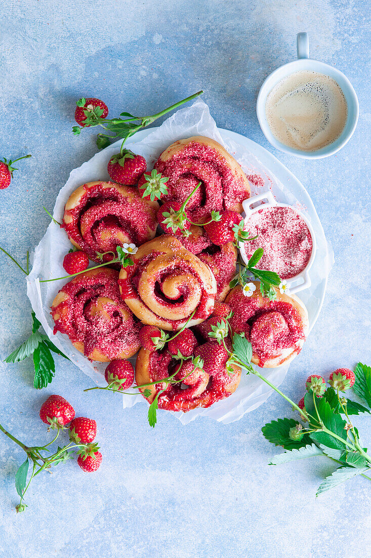 Erdbeer-Hefeschnecken mit gefriergetrockneter Erdbeeren und Erdbeerzucker