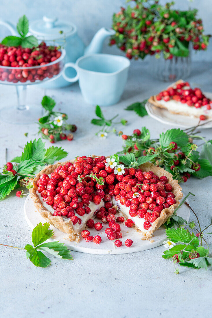 Wild strawberry pie with custard cream