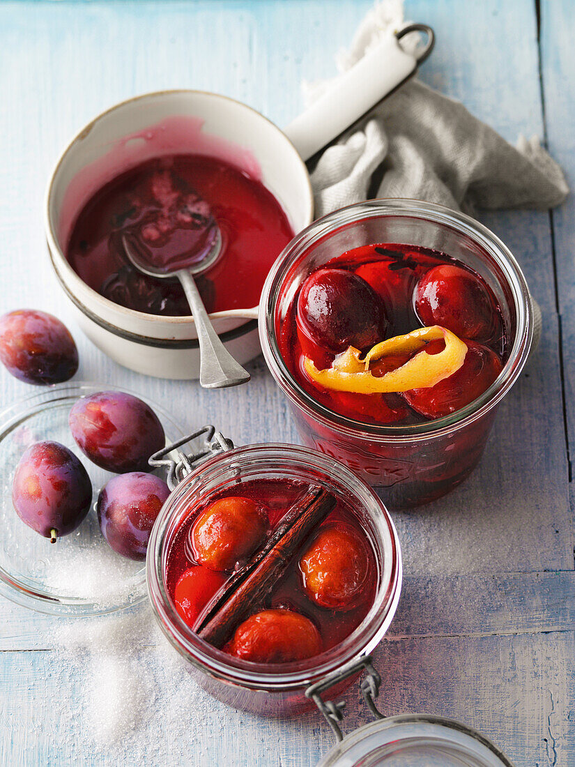 Plums in vinegar with cinnamon and cloves