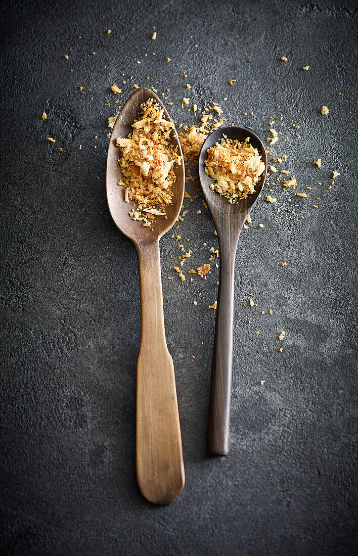 Gremolata aus karamellisiertem Knoblauch, Panko und Hefeflocken