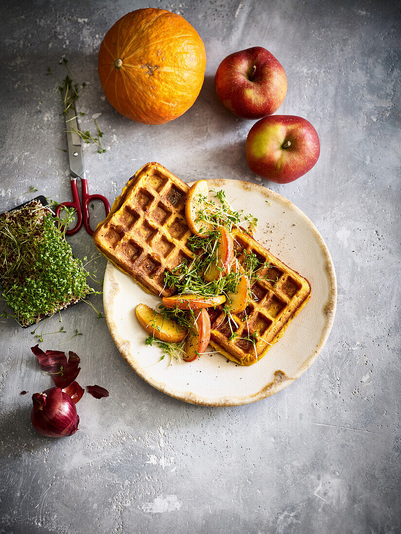 Herzhafte Kürbiswaffeln mit Äpfeln und Kresse