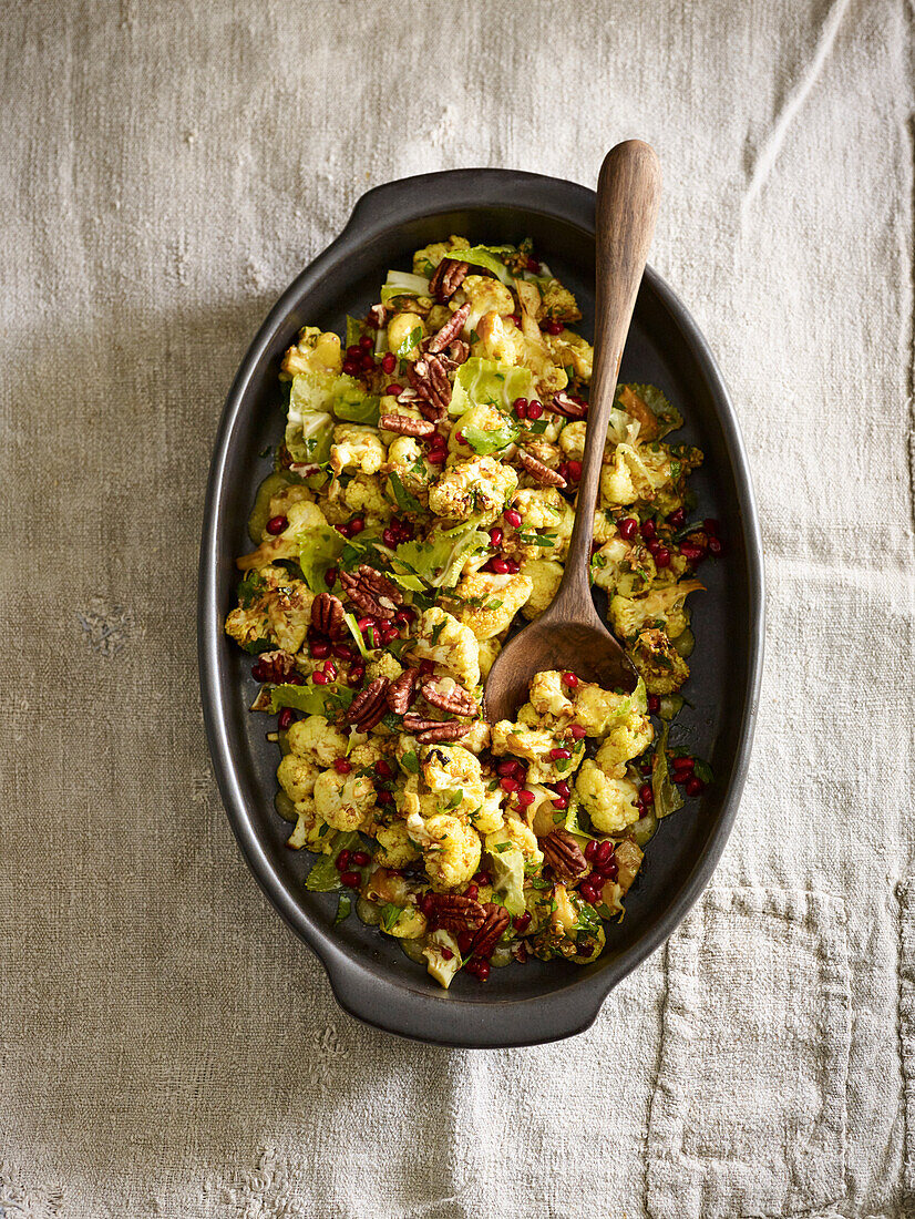 Ofenblumenkohlsalat mit Blattgrün und Nüssen