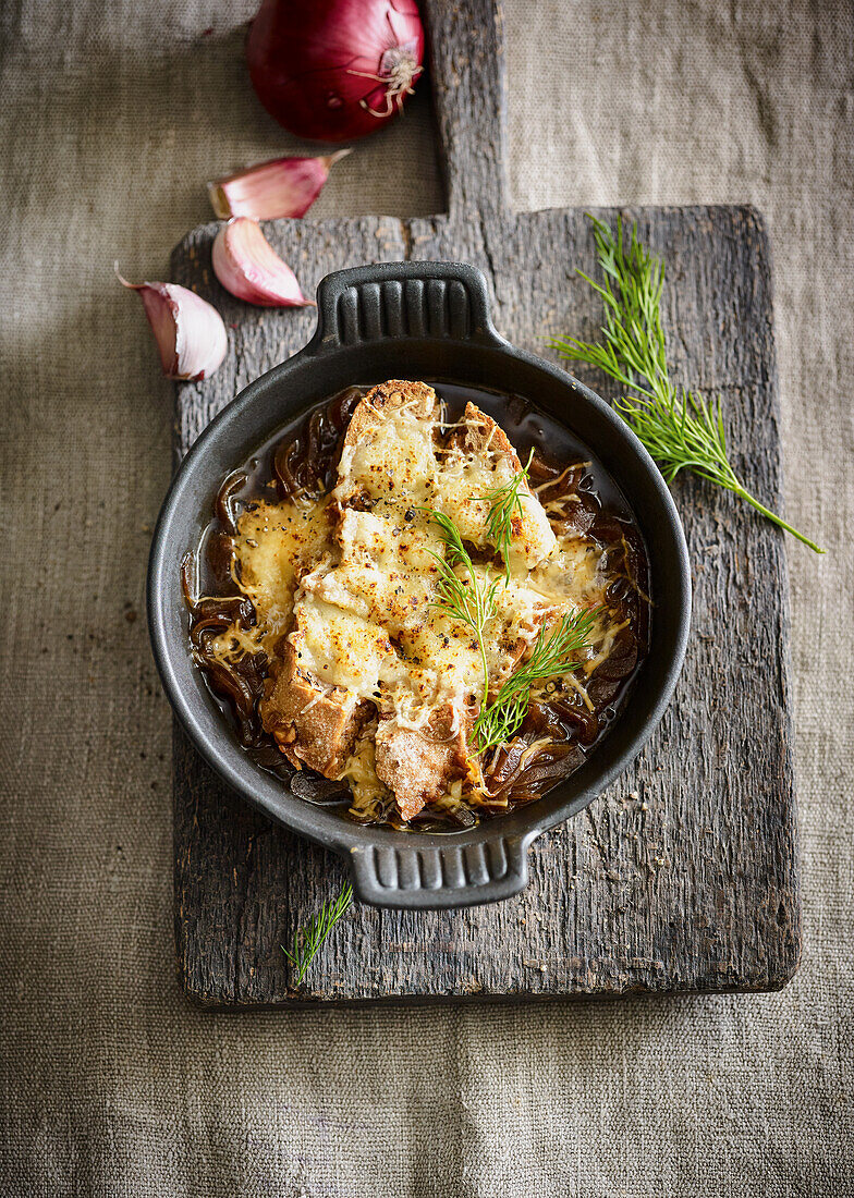 Überbackene Zwiebelsuppe mit Gruyère