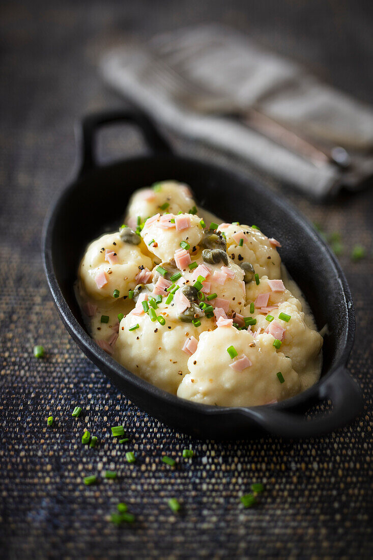 Cauliflower with horseradish sauce, capers and cooked ham