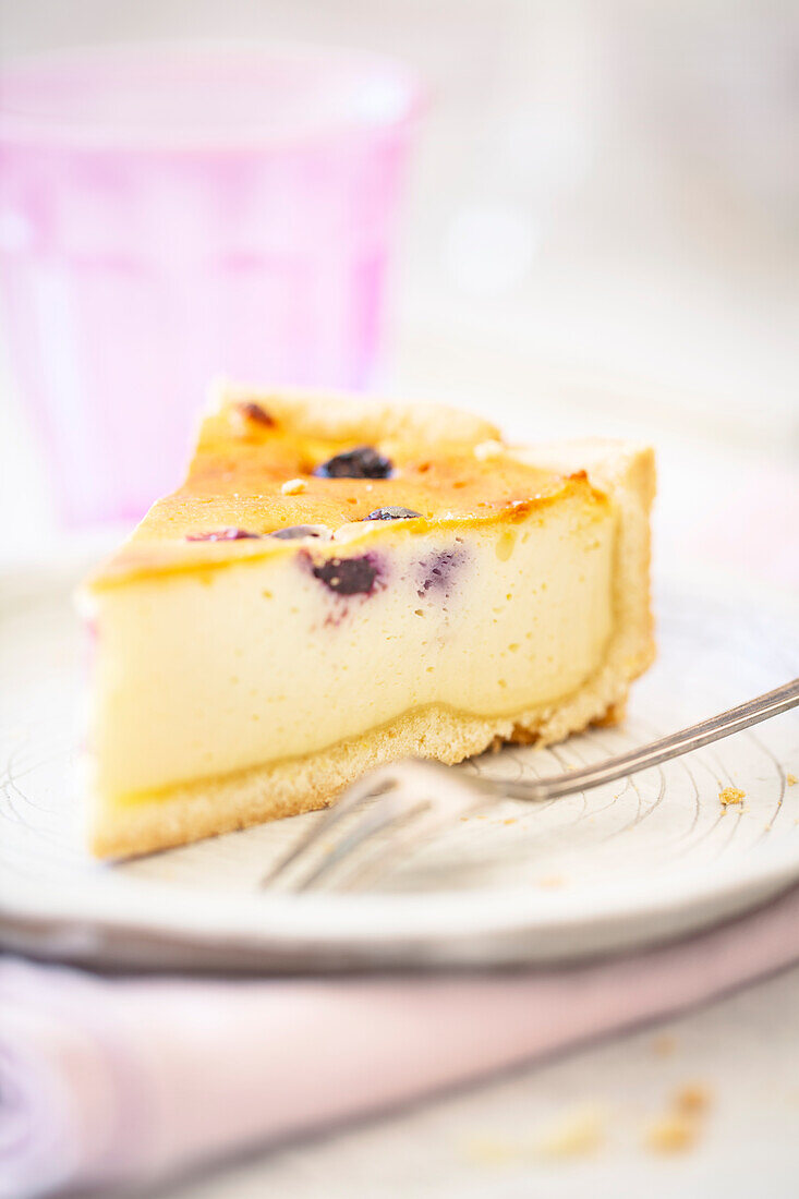Cheesecake with blueberries and shortcrust pastry base (vegetarian)