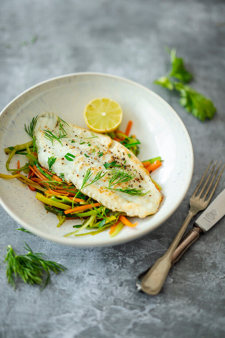 Steinbutt mit Gemüsestreifen und Ingwer (Low Carb)