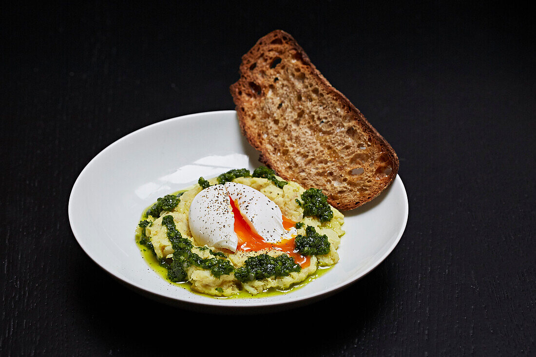 Pochiertes Ei mit Kartoffelpüree und Salsa Verde