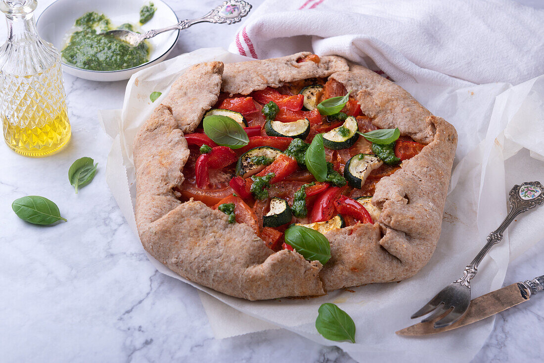 Vegane Dinkelvollkorn-Galette mit Tomaten, Paprika und Zucchini