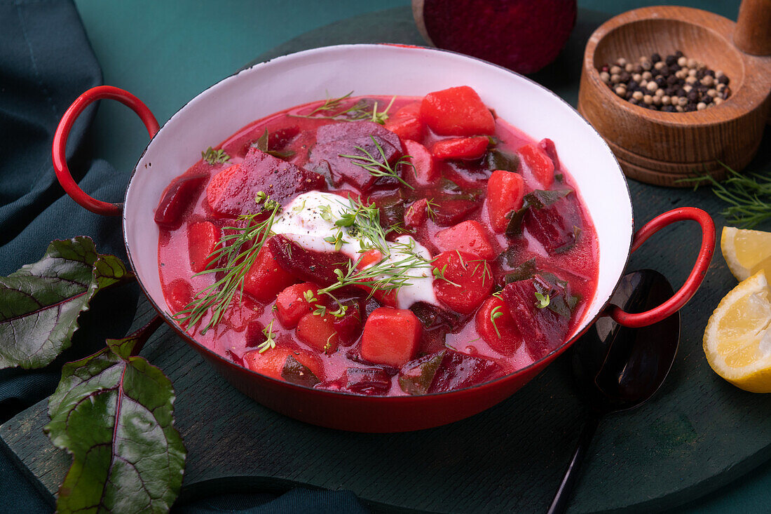 Vegane Botwinka (polnische Rote-Bete-Suppe)