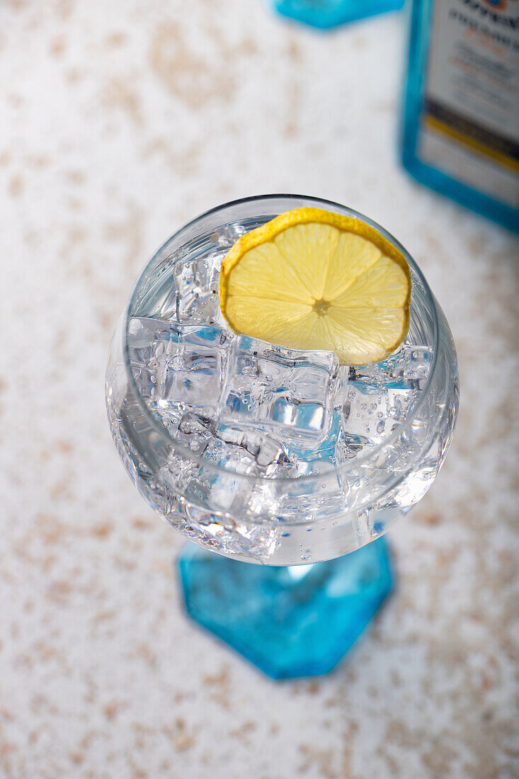 Cocktail mit Gin und Zitrone