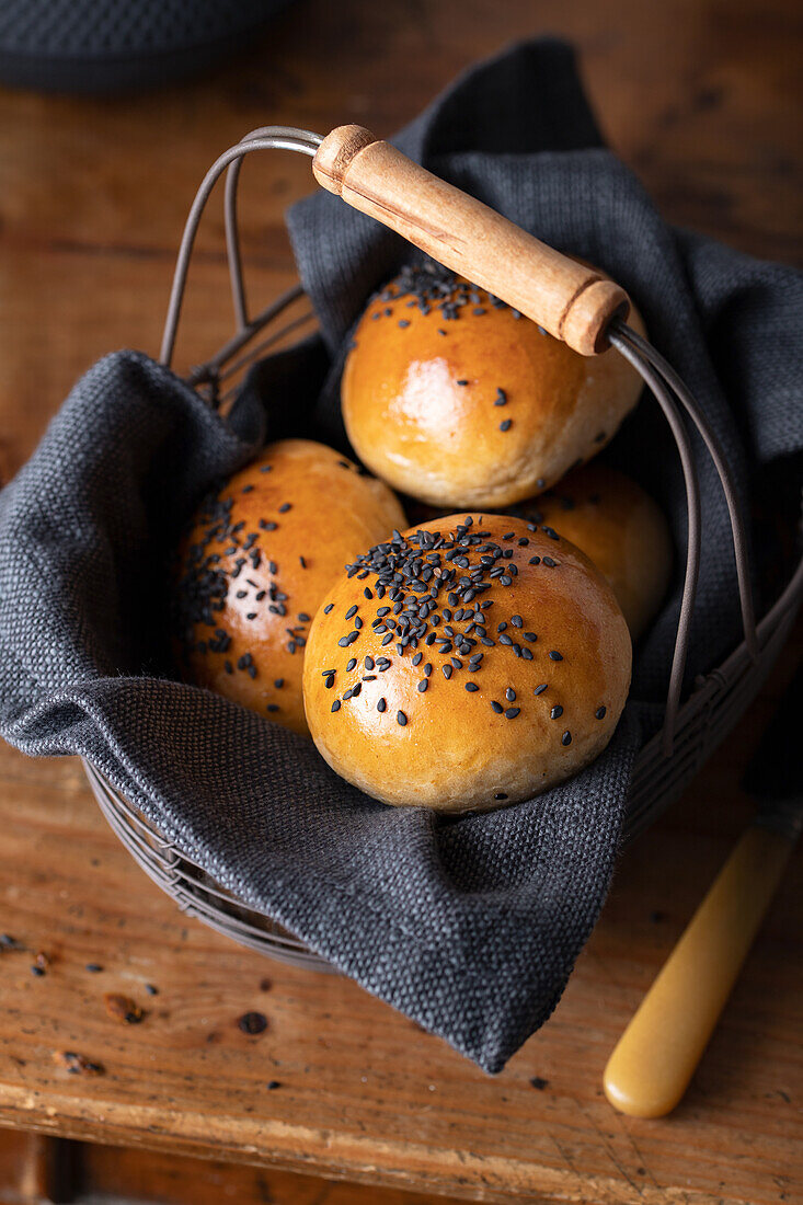 Selbstgebackene Honig-Brötchen