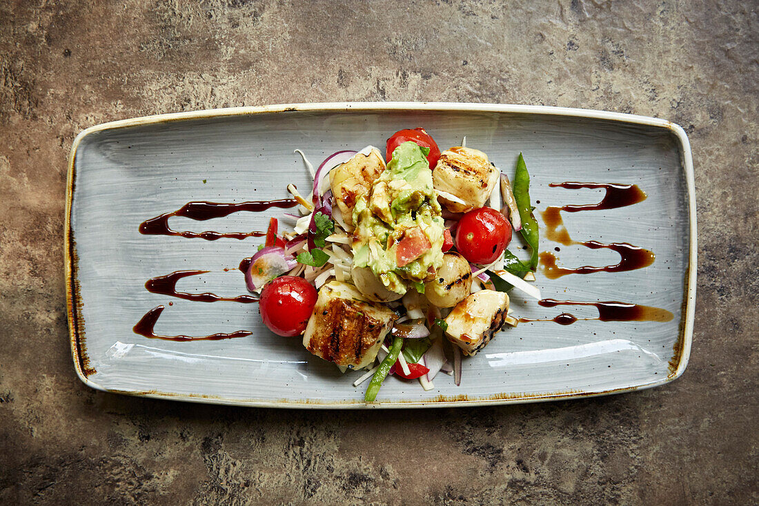 Salat mit Halloumi, Avocado und Tomaten