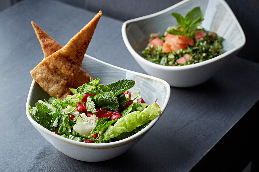 Grüner Salat mit Granatapfel und Minze