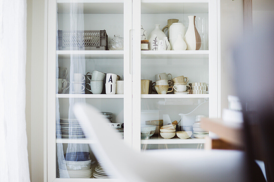 Vitrinenschrank mit Tassen, Tellern und Vasen