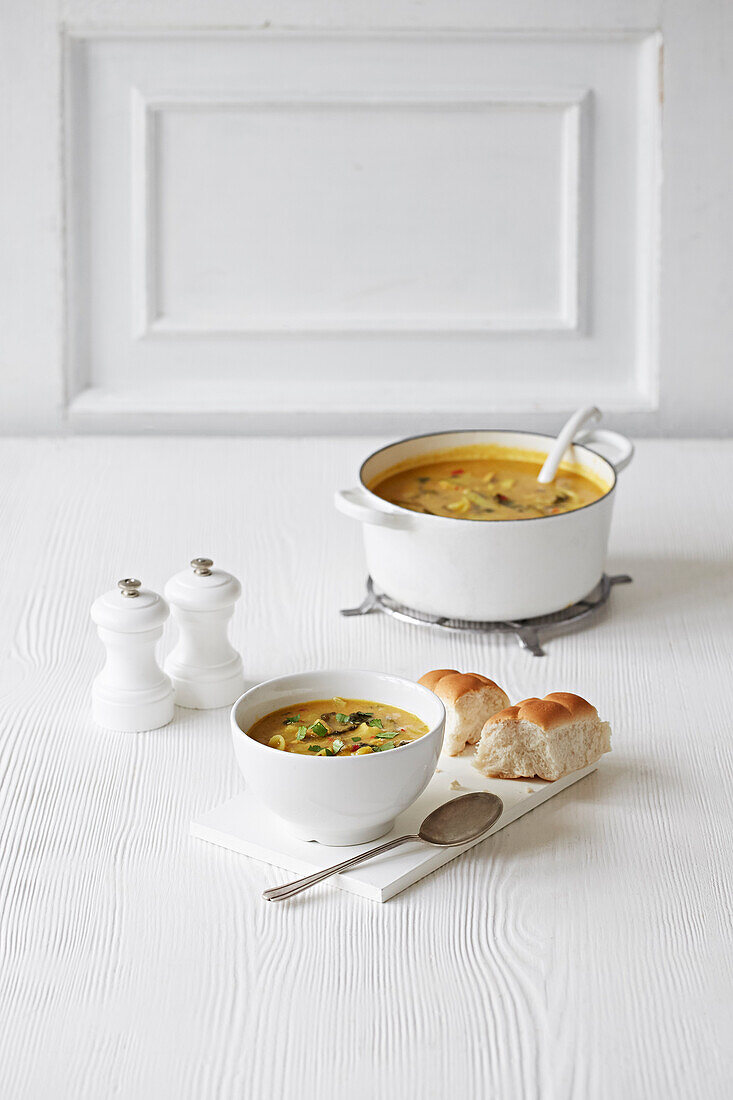 Thai spice soup with bread