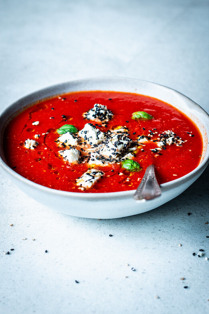 Einfache Tomaten-Paprika-Suppe mit Sesam-Feta