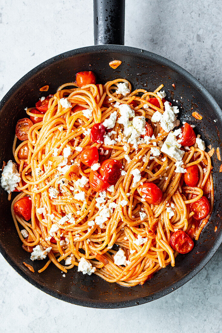 Einfache Spaghetti 'aglio e olio' mit Tomaten und Feta