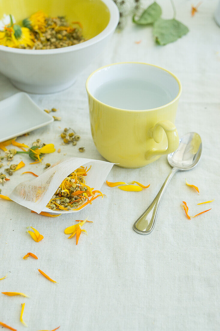 Teebeutel mit Ringelblumentee und Kamillentee, mit frischen Blüten