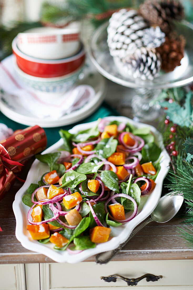 Spinat-Kürbis-Salat mit Kokos-Dressing zu Weihnachten