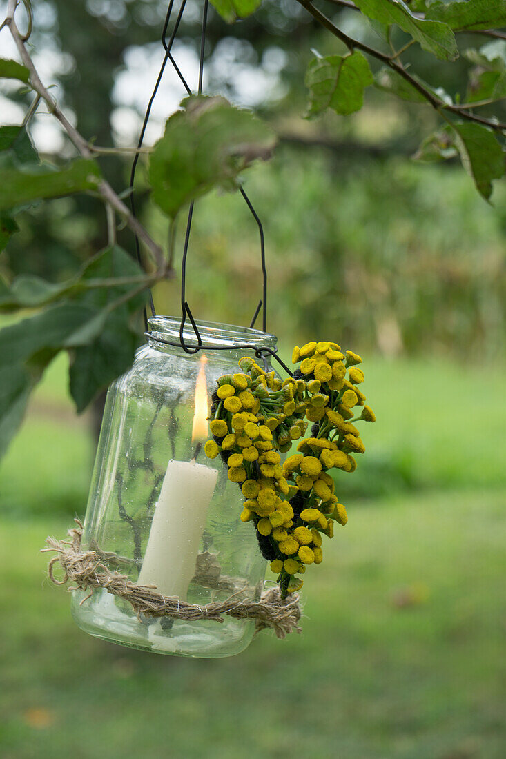 Weckglas als Windlicht mit Herz aus Rainfarn (Tanacetum vulgare)