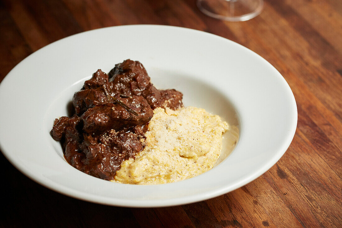 Rindergulasch mit Rotwein und Kartoffelstampf