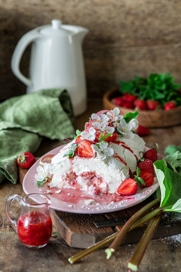 Baiserrolle mit Rhabarber und Erdbeeren