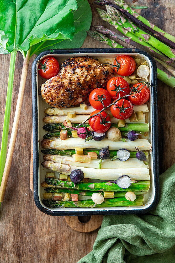 Spargel mit Rhabarber, Tomaten und Hühnerbrust