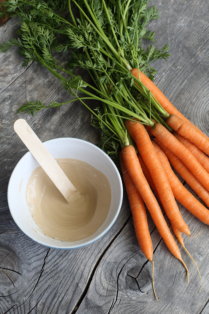 Karotten-Heilerde-Gesichtsmaske bei matter und müde wirkender Haut