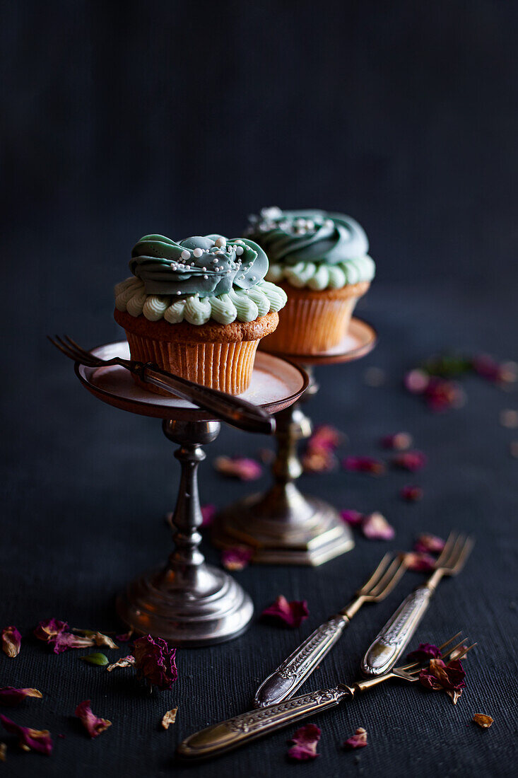 Monoportion Cupcakes mit blauem Frosting