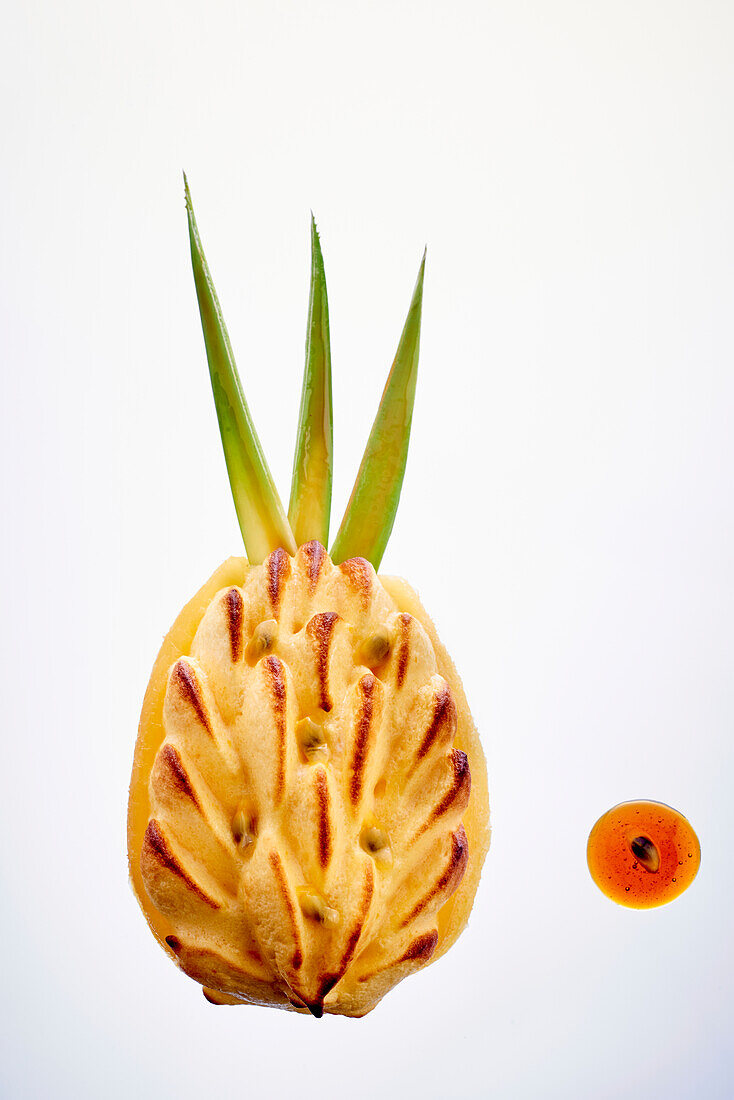 Ananas-Soufflé vor weißem Hintergrund
