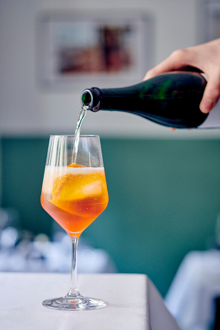 Prepare the Aperol Spritz