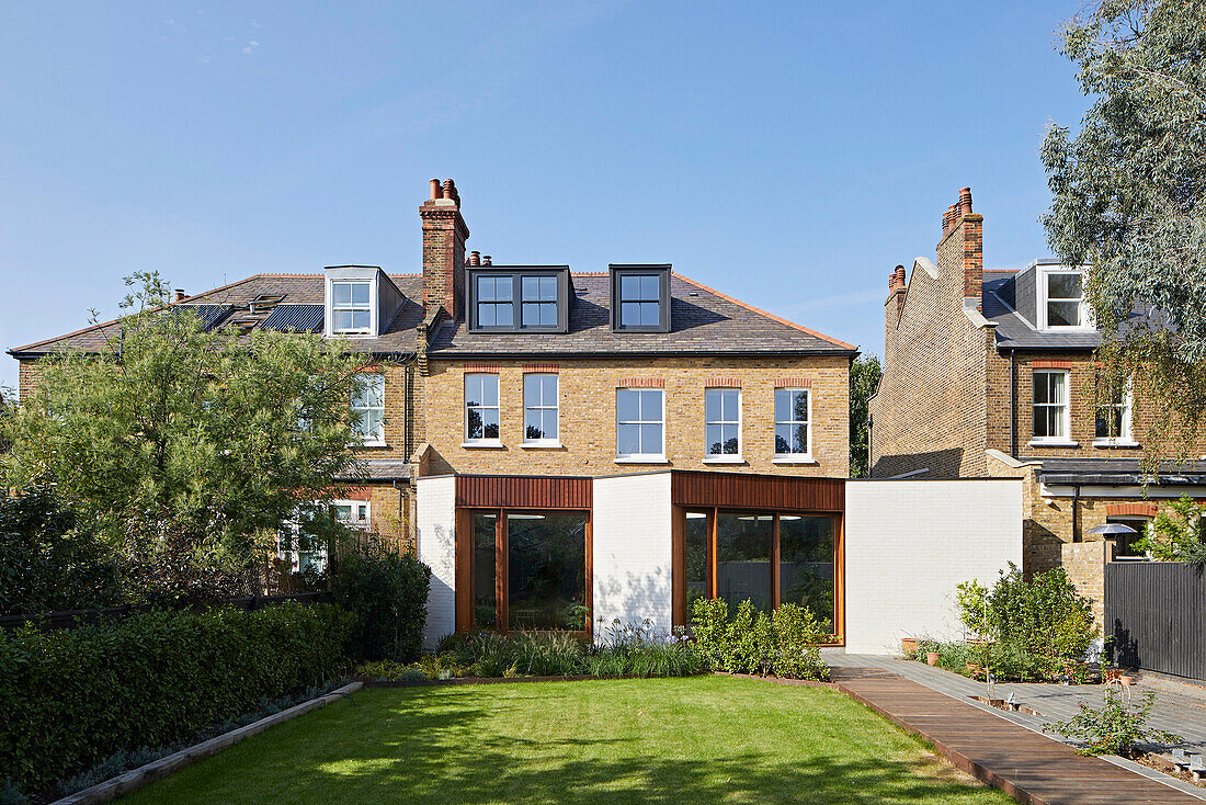 View from the garden to the modern extension