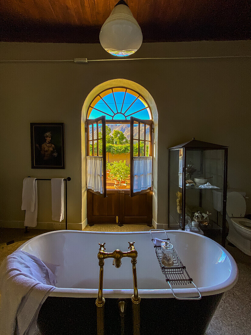 Badezimmer in einem ländlichen Stadthaus, umgebaut als luxuriöses Gästehaus